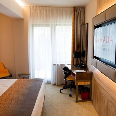 รามาดา บาย วินด์แฮม รัมนิชู วัลชา Hotel รึมนิคูวัลเจีย ภายนอก รูปภาพ