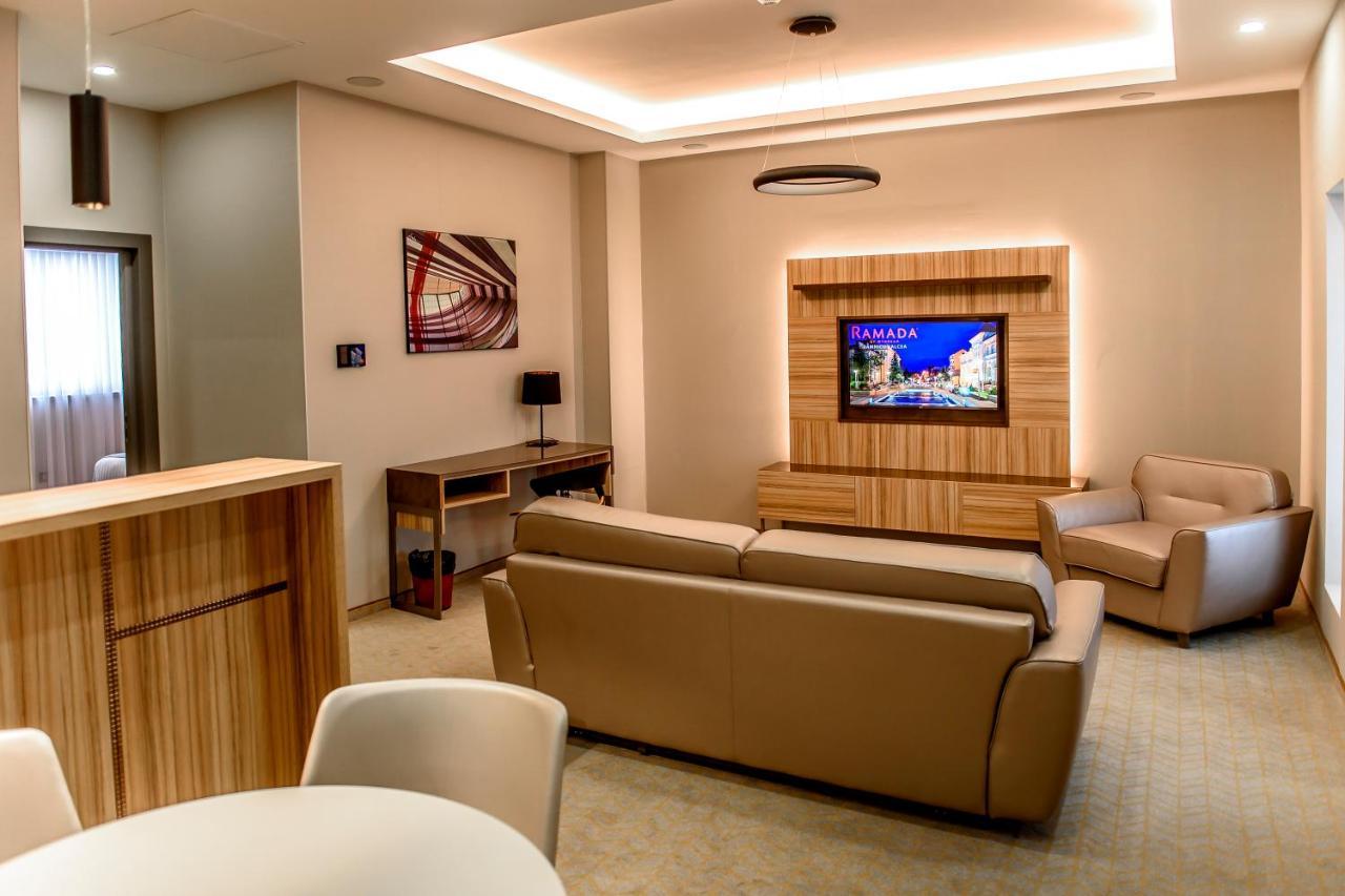 รามาดา บาย วินด์แฮม รัมนิชู วัลชา Hotel รึมนิคูวัลเจีย ภายนอก รูปภาพ