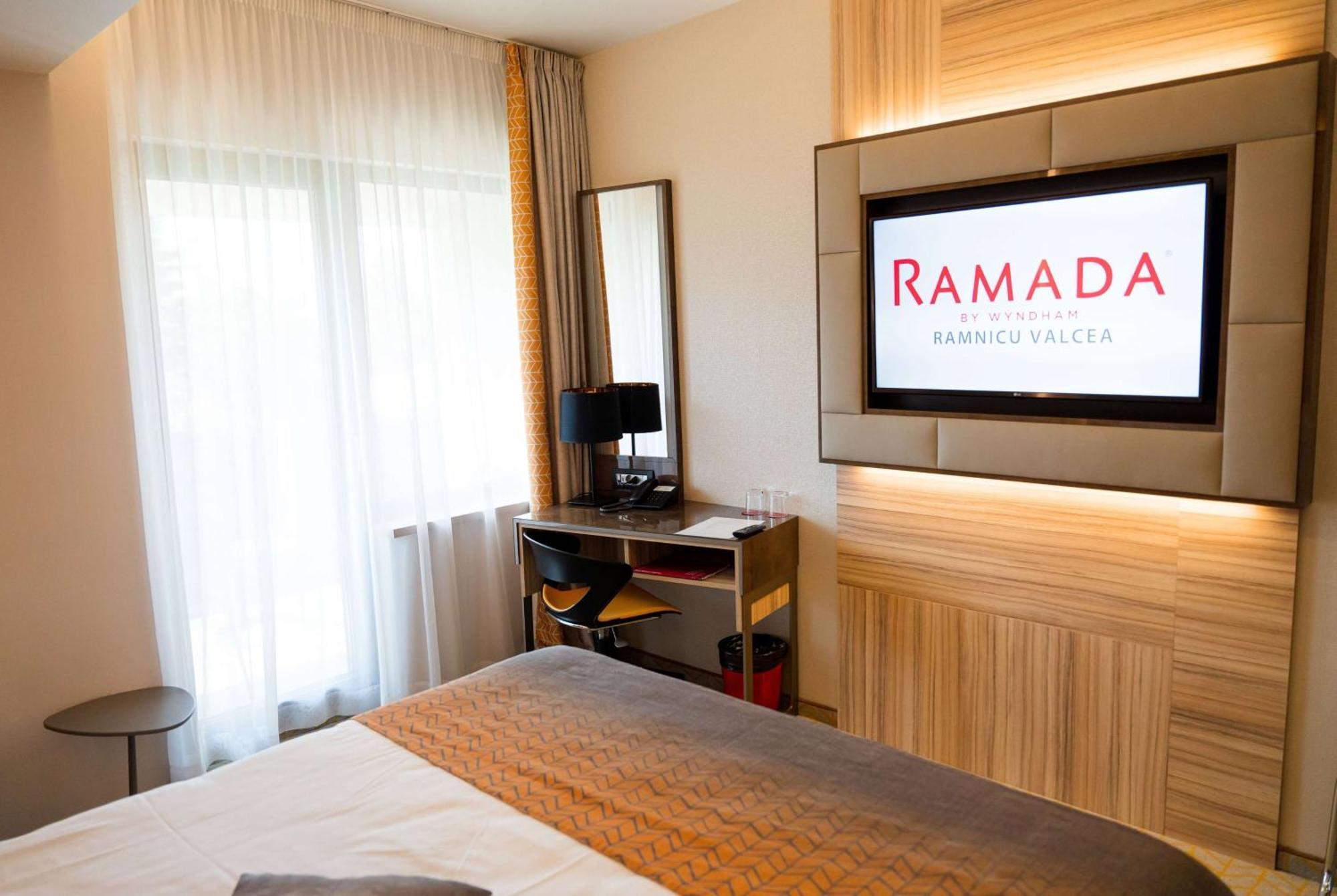 รามาดา บาย วินด์แฮม รัมนิชู วัลชา Hotel รึมนิคูวัลเจีย ภายนอก รูปภาพ