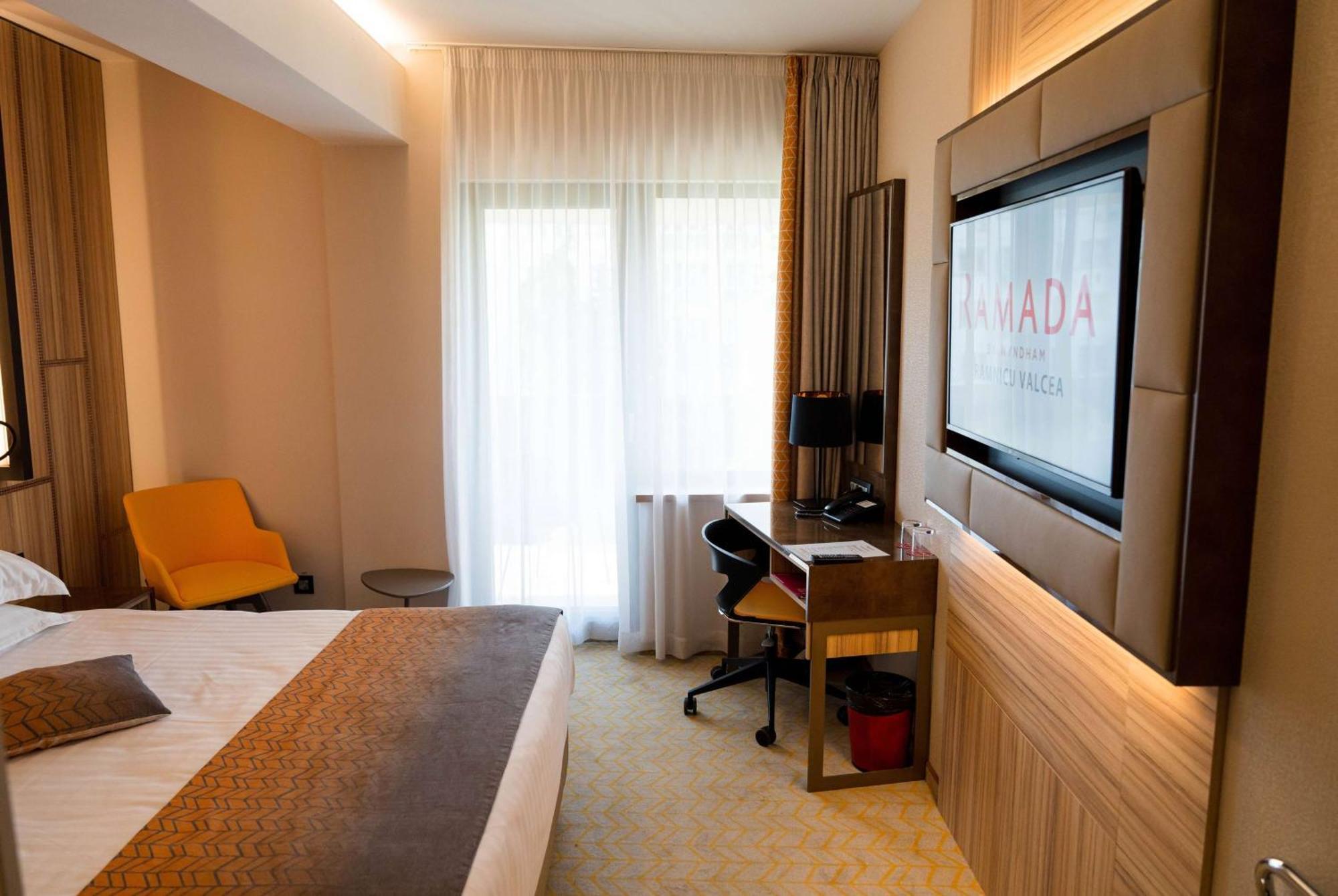 รามาดา บาย วินด์แฮม รัมนิชู วัลชา Hotel รึมนิคูวัลเจีย ภายนอก รูปภาพ