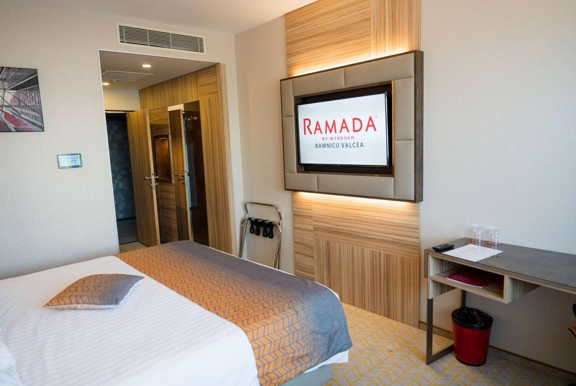รามาดา บาย วินด์แฮม รัมนิชู วัลชา Hotel รึมนิคูวัลเจีย ภายนอก รูปภาพ